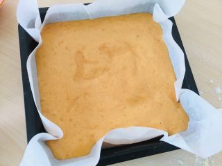 18、枸杞蛋糕,倒入模具。