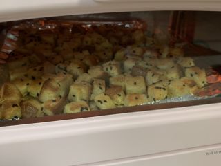 9、香烤吐司丁,烤至表面金黄