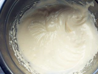 2、疯狂动物城翻糖杯蛋糕,用电动打蛋器打发到花纹明显，滴落的痕迹不会很快消失的程度