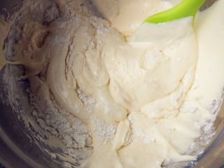 3、疯狂动物城翻糖杯蛋糕,筛入低筋粉，用刮刀十字翻拌，拌匀