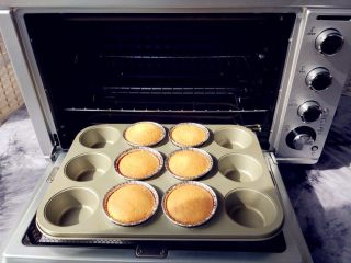 5、疯狂动物城翻糖杯蛋糕,烤好的杯蛋糕取出晾凉