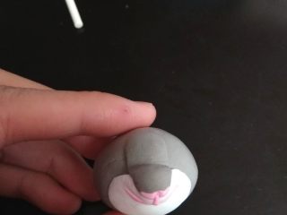 6、疯狂动物城翻糖杯蛋糕,制作兔子：取一块翻糖皮，用牙签蘸少许色素，拉扯揉匀。搓成圆球。再用一块白色圆球，充当嘴部。一条灰色长条如图安在上面。