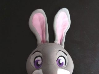 9、疯狂动物城翻糖杯蛋糕,同理，灰色和粉色做出耳朵。