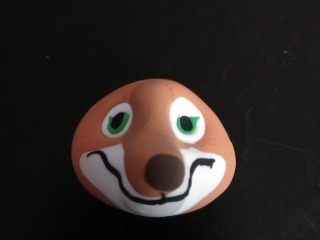 15、疯狂动物城翻糖杯蛋糕,黑色细条围出嘴部。在眼窝处用圆头工具辅助按出凹痕，用白色做眼眶，黑色瞳孔用绿色围起。