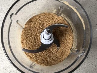 2、免烤❗️芒果酸奶蛋糕,搅拌机搅碎或者擀面杖擀碎