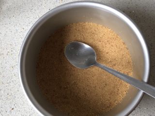 4、免烤❗️芒果酸奶蛋糕,用勺子压实，按紧，冷藏15分钟