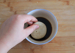 9、自制椒盐芝麻烧饼,包好的烧饼在酱油水里过一下。