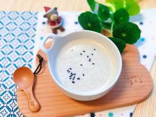 7、宝宝辅食——香蕉燕麦奶糊,表面撒几个黑芝麻做装饰就可以享用啦