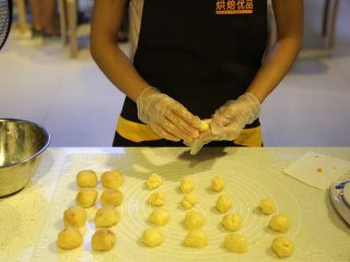 9、不一样的黄金月饼酥,油皮分成8个19克左右的面团，油酥分成8个11克的面团