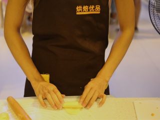 14、不一样的黄金月饼酥,再从上往下卷成面卷，保鲜膜盖着，松弛15分钟。