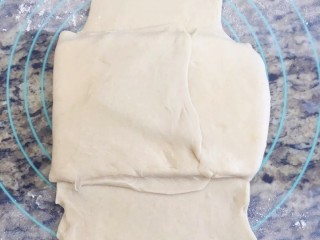 8、手撕面包,先把左右包好，可以适当拉扯面皮保证包裹好