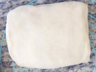 9、手撕面包,再包上下，用擀面杖压好封口