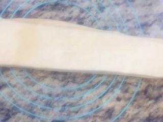 12、手撕面包,叠在一起，切口一面对齐