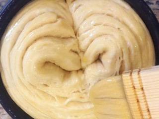 14、手撕面包,发酵好以后再表面刷一层蛋液