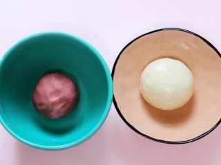 5、桃花朵朵开-桃花酥,再次滚圆面团，包上保鲜膜备用。