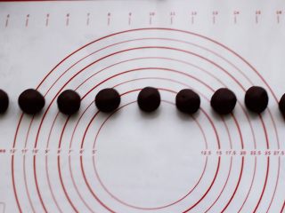 6、桃花朵朵开-桃花酥,把红豆馅分成9个相等的圆球，每个红豆馅大约在15克左右。