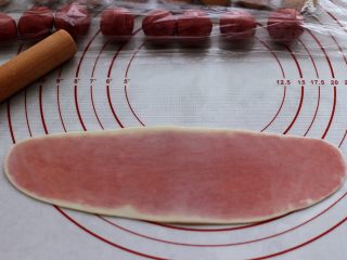 9、桃花朵朵开-桃花酥,收口面朝下，用擀面杖擀成牛舌状。