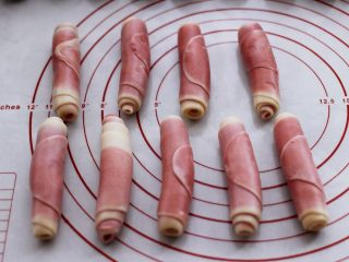 11、桃花朵朵开-桃花酥,依次做好所有的面团，盖上保鲜膜松弛15分钟。