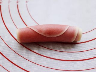 10、桃花朵朵开-桃花酥,从牛舌状面团的一头卷起，一直卷到尾。