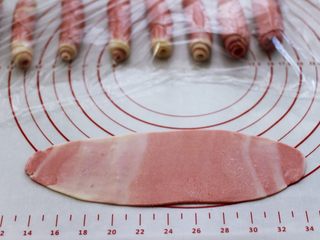 13、桃花朵朵开-桃花酥,再一次用擀面杖擀成长牛舌状。