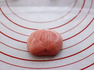 16、桃花朵朵开-桃花酥,用手把面团摁扁。