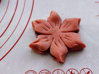 18、桃花朵朵开-桃花酥,每一瓣之间用手捏紧，收尾处稍微整尖。