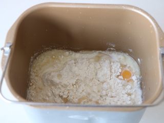 1、葡萄干吐司,除葡萄干以外的食材，全部放面包机桶，糖、酵母分开2边放。