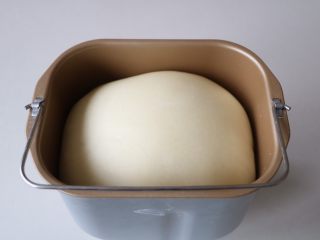 4、葡萄干吐司,发酵至原来大小的2-3倍左右；