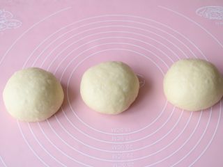 5、葡萄干吐司,取出排气后，分成均匀的3等分；