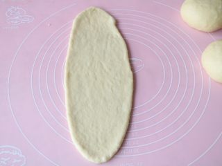 6、葡萄干吐司,取一团面擀成长舌状；