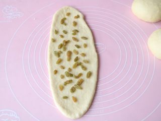 7、葡萄干吐司,撒适量的葡萄干；