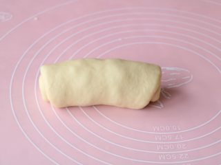 8、葡萄干吐司,由上至下卷起来，要卷紧实一点；