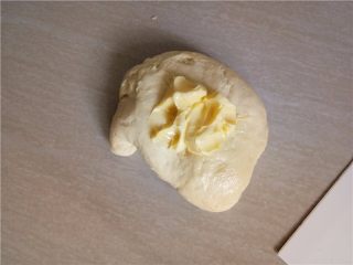 4、日式牛奶卷,揉至面团略有筋度时加黄油。