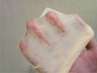 5、日式牛奶卷,继续摔打至出透明手套膜。