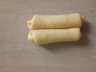 11、日式牛奶卷,上下各向中间卷起