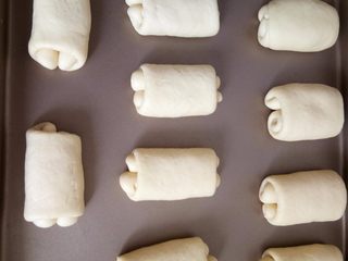 12、日式牛奶卷,依次整形好所有的面团，翻面摆放入烤盘中。