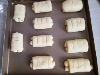 13、日式牛奶卷,用刀片在面胚上划三口，放入烤箱上层，底部放一碗热水，室温发酵60分钟。