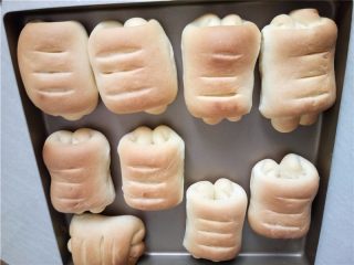 15、日式牛奶卷,放入预热好的烤箱中层180度烤20分钟左右，上色后注意加盖锡纸。