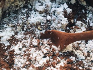 2、麻薯欧包,加入可可粉，如果觉得较厚，预留的面粉加上，搅拌揉成光滑的面团，然后加入黄油（冰箱里拿出的块状，不要融化）继续一点点揉成光滑的面团，放温暖处发酵至两倍大！