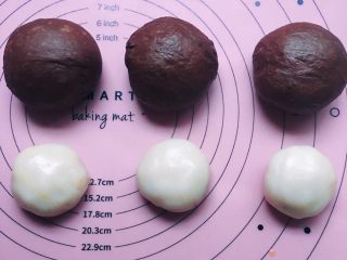 6、麻薯欧包,面团根据自己想做的形状分团，我分成三个团，准备做6个，每个形状做两个！