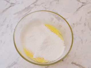 4、半熟芝士蛋糕,筛入低筋面粉