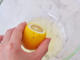 6、半熟芝士蛋糕,蛋清中加入几滴柠檬汁,打至粗泡