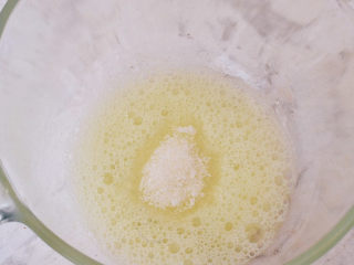 7、半熟芝士蛋糕,分三次加入白糖