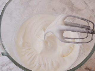 8、半熟芝士蛋糕,打发至湿性发泡,就是提起打蛋器有大弯头