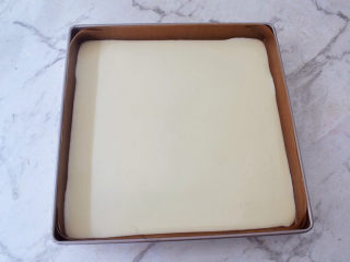 12、半熟芝士蛋糕,将拌好的蛋糕糊倒入学厨28*28的不粘烤盘中,用刮刀轻轻刮平表面,再端起烤盘震一震,震出大气泡