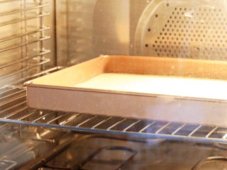 13、半熟芝士蛋糕,放入预热好的烤箱,上下火150度,中层15-20分钟