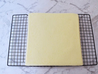 14、半熟芝士蛋糕,出炉震一下烤盘,然后脱模晾凉