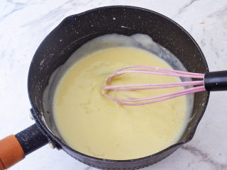 17、半熟芝士蛋糕,放到炉上小火边加热边搅拌,煮至浓稠的酸奶状关火