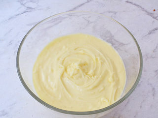 20、半熟芝士蛋糕,倒入容器备用