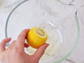 21、半熟芝士蛋糕,蛋清中加入几滴柠檬汁,打至粗泡